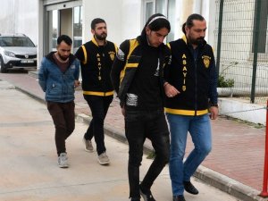 Silahlı gasp yaptılar polisten kaçamadılar
