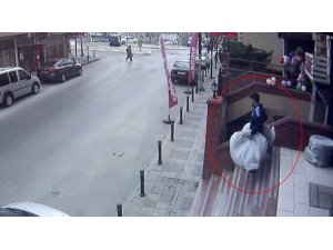 Site otoparkından lastik hırsızlığı kamerada