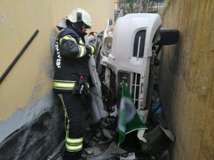 Kontrolden çıkan otomobil apartman boşluğuna düştü
