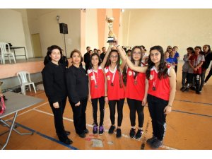 Mehmet Adil İkiz Ortaokulu’ndan badmintonda çifte birincilik