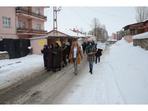 Kadınlardan kitap için "sessiz" yürüyüş