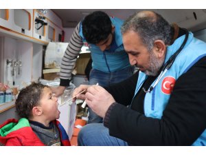 40 binden fazla yetimi muayene etti