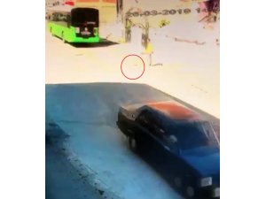 Yola fırlayan köpeğe otobüs çarptı