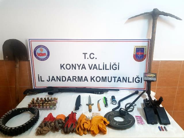 Tarihi kalede kaçak kazı yaparken yakalandılar