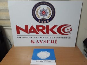 Narkotik köpeği ’Kama’ toprak altındaki uyuşturucuyu buldu