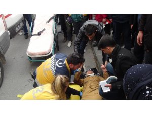 Yolun karşısına geçmeye çalışan kişiye otomobil çarptı