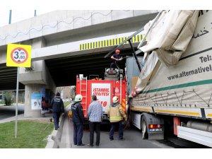Bakırköy'deki alt geçide tır sıkıştı