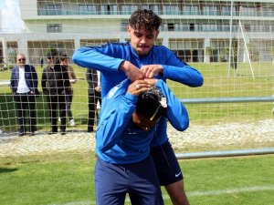 Antalyaspor’da antrenman bitiminde çifte doğum günü kutlaması