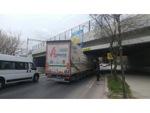 Bakırköy’de önce tır, ardından tur otobüsü alt geçide sıkıştı