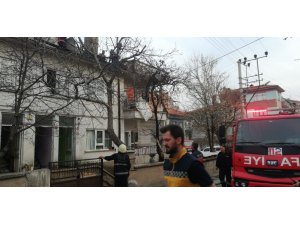 Gözleme yaparken çatı katı yandı