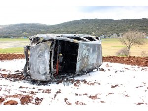 Uçurumdan yuvarlanan araç alev alev yandı