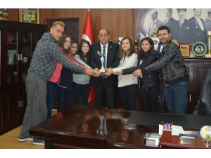 Kazandıkları kupayı Başkan Demirtaş’a hediye ettiler