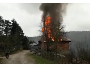 Tek katlı ev alevlere teslim oldu