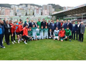 Bakan Kurum’dan Giresunspor’a baklavalı ziyaret
