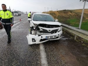 Gölbaşı’nda otomobil bariyere çarptı