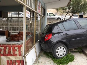 El freni çekilmeyen otomobil merdivenden inip dükkana çarptı