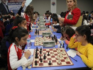 Minik satranççılar hamlelerini okulları için yaptılar