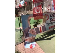 Partilerin afişlerini yırtan şahıs suç aletiyle yakalandı