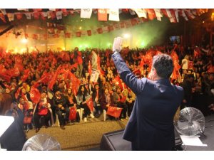 Ahmet Aras meydanlara sığmıyor
