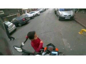 İstanbul’da küçük kız motosikletin altında kalmaktan kıl payı kurtuldu