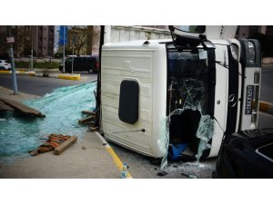 Pendik’te cam yüklü kamyon yola devrildi