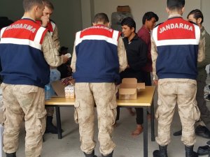 Van’da 56 kaçak göçmen yakaladı