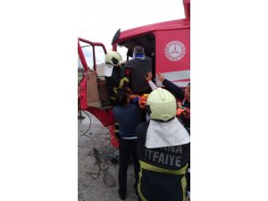 Yol süpürme aracına çarpan kamyonun sürücüsü sıkıştı