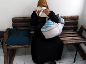 6 günlük bebeğiyle dilenmeye çıktı