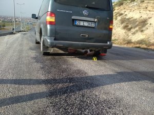 Minibüsün altında kalan motosiklet sürücüsü öldü