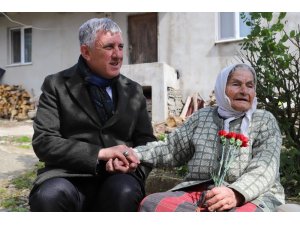 Oflu 105 yaşındaki Ayşe Nine’nin Erdoğan sevgisi