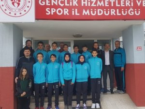 Düzceli yüzücüler il müdürünü ziyaret etti