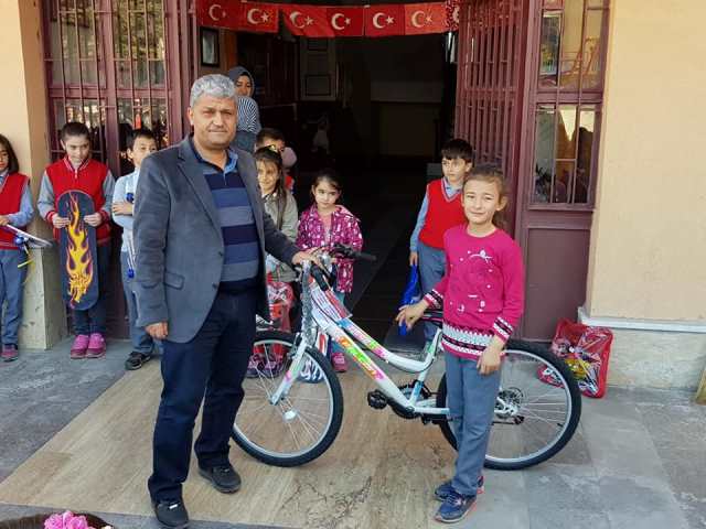 En fazla plastik şişe toplayan öğrenciler ödüllendirildi