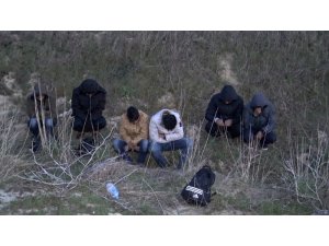 Kaçak göçmenleri arabadan indirip kaçtı