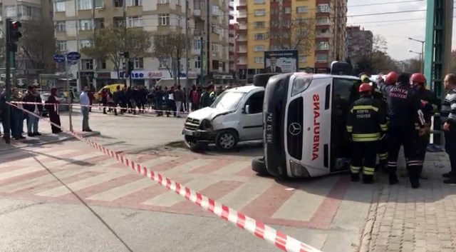 Ambulans ile hafif ticari araç çarpıştı: 5 yaralı