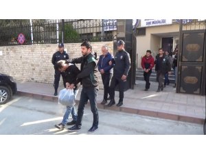 Göçmen kaçakçıları adliyeye sevk edildi