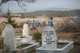 Köyde mezarlık imecesi