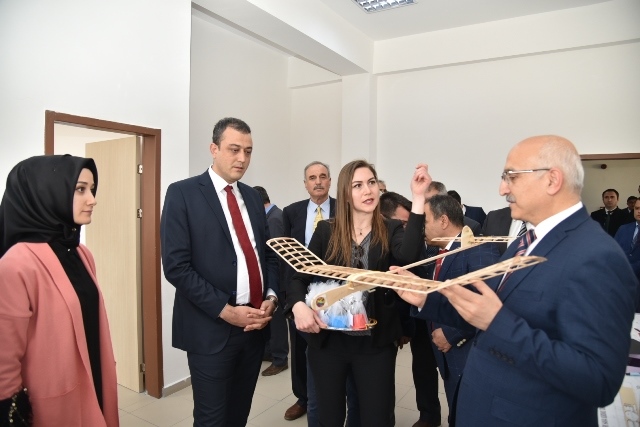 Yunak Anadolu İmam Hatip Lisesi teknoloji ile donanıyor