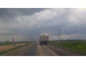 Aşırı yüklü kamyon tehlike saçtı