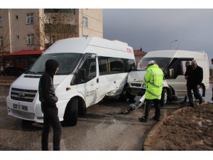 Elazığ’da öğrenci servisi ile minibüs çarpıştı: 4 yaralı