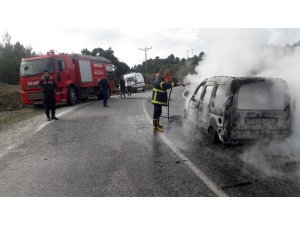 Seyir halinde alev alan araç kül oldu