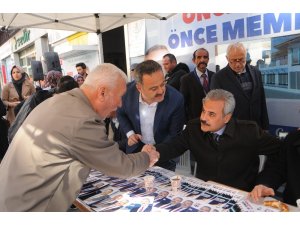 Uysal seçim bürosu önünde vatandaşları dinledi