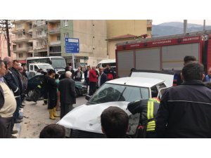 Manisa’da iki otomobil kafa kafaya çarpıştı