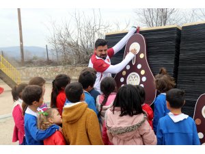 Okçular Vakfından köy okulu öğrencilerine sürpriz