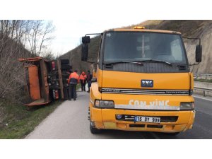 Bursa’da Karayolları aracı devrildi: 3 yaralı