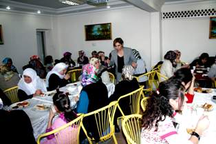 Polis eşleri şehit ailelerini ağırladı