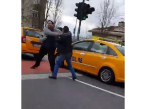 Beşiktaş’ta taksicilerin trafik kavgası kamerada