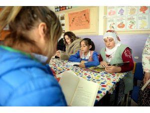Köylüler sınıfta çocuklarıyla kitap okuyor