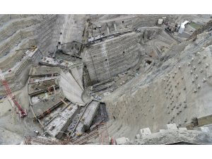 Eyfel ile yarışan Yusufeli Barajı'nda 79 metre yüksekliğe ulaşıldı