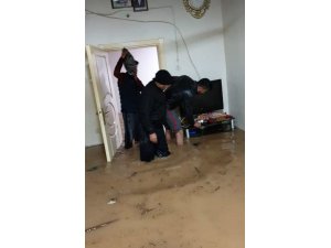 Kızıltepe’de ev iş yerlerini su bastı