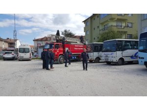 Babasının eve kilitlediği kızı itfaiye ve polis kurtardı